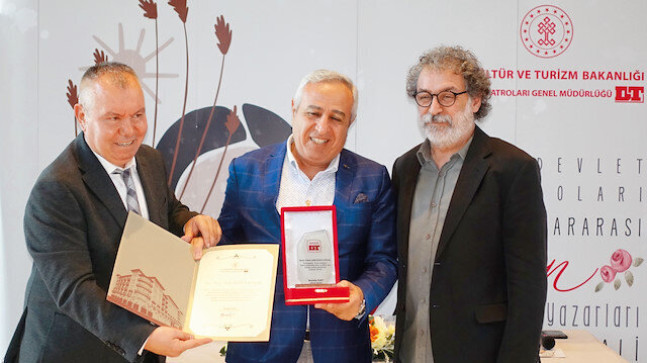 Şimdi sahne kadın oyunlarında