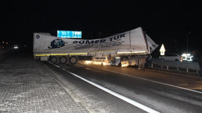 Kastamonu’da tır devrildi: İstanbul istikameti trafiğe kapandı