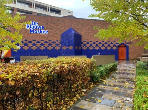 Amsterdam’da ilk ezan sabote edildi