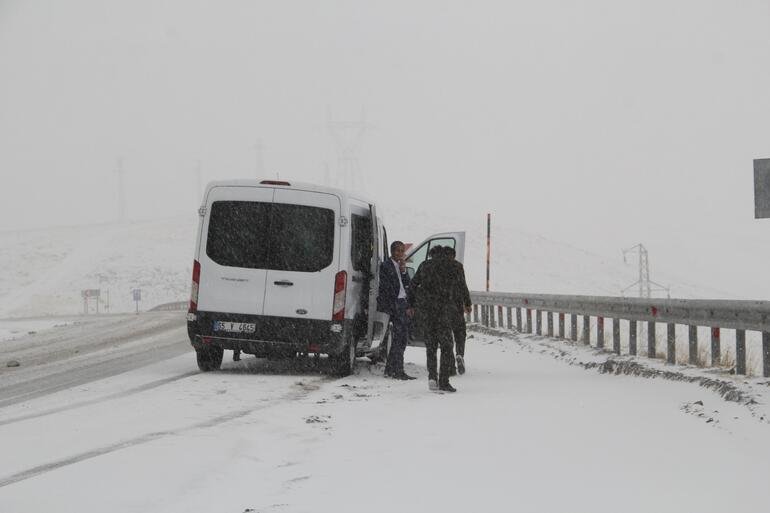 Şiddetli yağışlar etkisini sürdürüyor Trafiğe kapandı