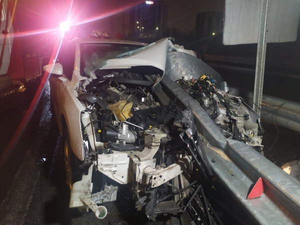 Bağcılar'da bir araç bariyerlere saplandı