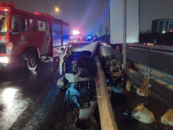 Bağcılar'da bir araç bariyerlere saplandı