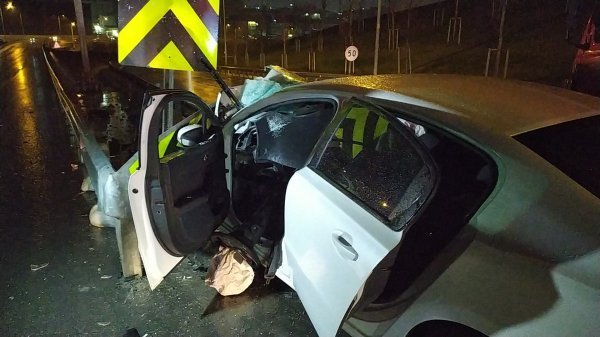 Bağcılar'da bir araç bariyerlere saplandı