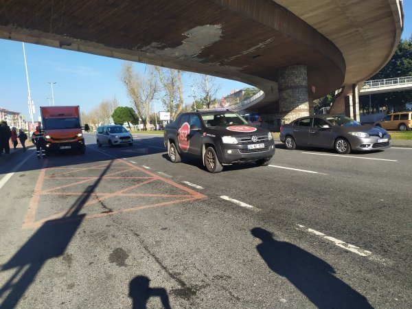 Beşiktaş’ta vinç üst geçide çarptı, sürücü kaçtı