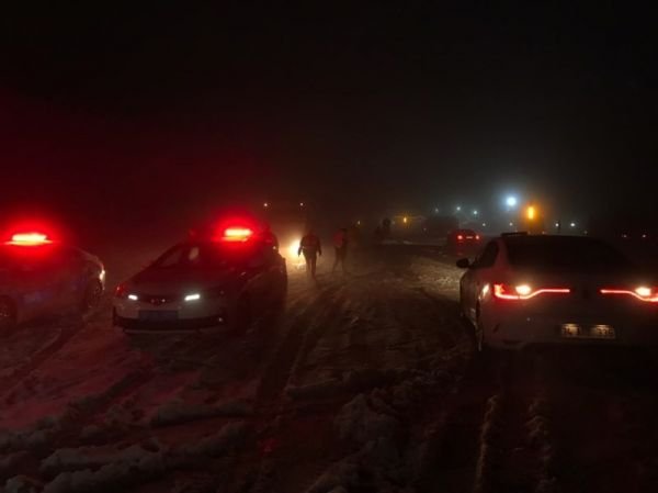 Bolu Dağı yoğun kar nedeniyle trafiğe kapatıldı -4