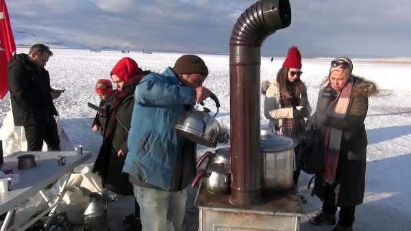 Buzla kaplanan Çıldır Gölü, 2020'de de gözde -1