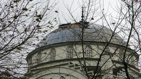 Depremde minaresi yıkılan caminin, fırtınada kubbesi uçtu