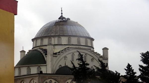 Depremde minaresi yıkılan caminin, fırtınada kubbesi uçtu