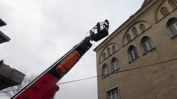 Depremde minaresi yıkılan caminin, fırtınada kubbesi uçtu