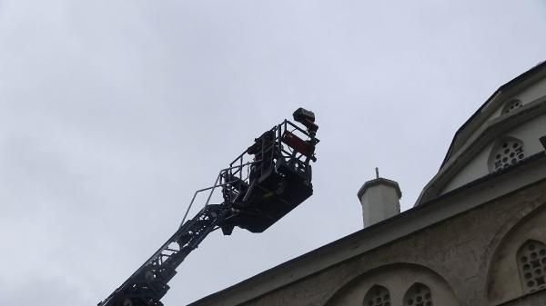 Depremde minaresi yıkılan caminin, fırtınada kubbesi uçtu