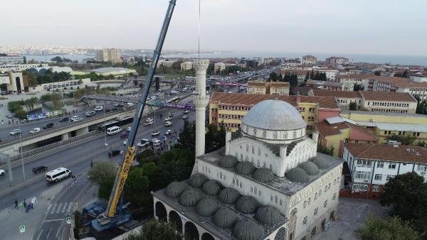 Depremde minaresi yıkılan caminin, fırtınada kubbesi uçtu