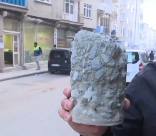 Elazığ'da binalardan kolon örnekleri alınıyor