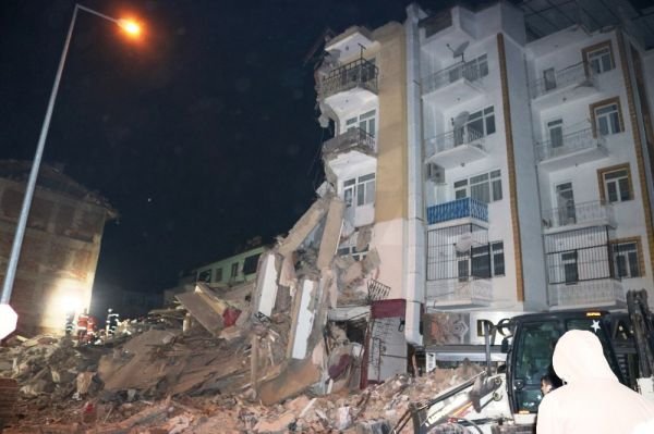 Elazığ'da enkazlar, hassas burunlu köpeklerle aranıyor