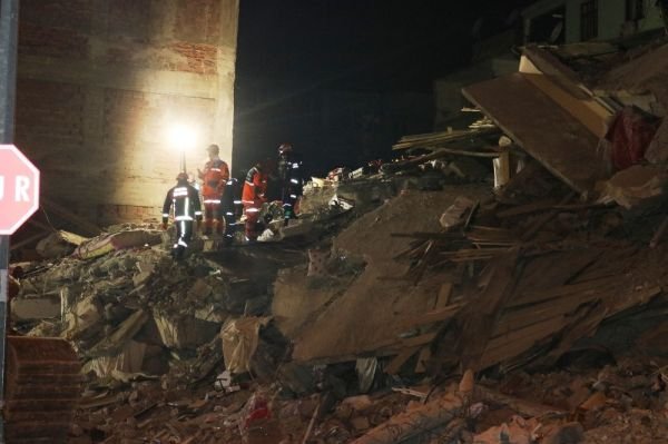 Elazığ'da enkazlar, hassas burunlu köpeklerle aranıyor