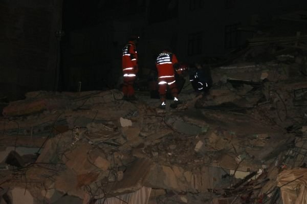 Elazığ'da enkazlar, hassas burunlu köpeklerle aranıyor