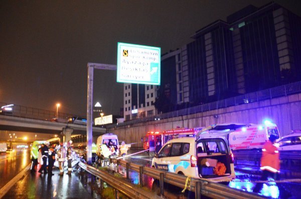 İstanbul'da bariyerlere çarpan araçtaki sürücü öldü