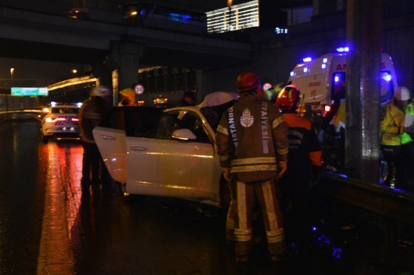 İstanbul'da bariyerlere çarpan araçtaki sürücü öldü