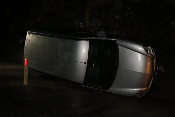 Buzlanan yolda su kanalına devrildi: 2 yaralı -2