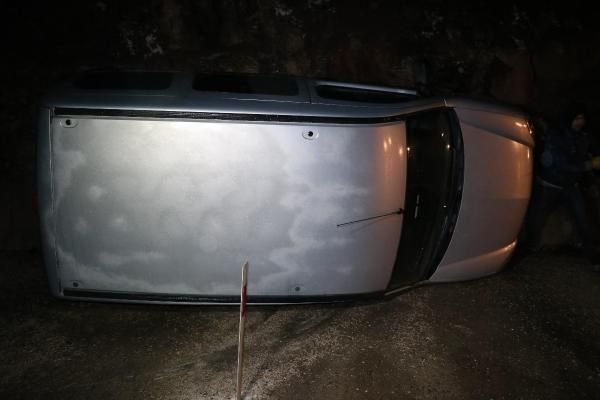 Buzlanan yolda su kanalına devrildi: 2 yaralı -3