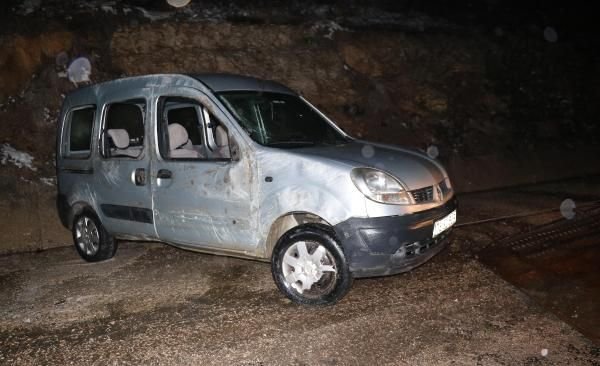 Buzlanan yolda su kanalına devrildi: 2 yaralı -4