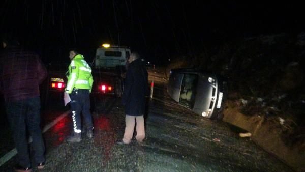 Buzlanan yolda su kanalına devrildi: 2 yaralı -1