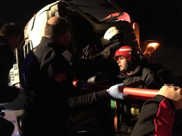 Arızalanan otomobili yolcularla taşıyan çekici, otomobille çarpıştı: 2 ölü, 8 yaralı -2