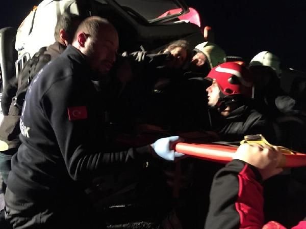 Arızalanan otomobili yolcularla taşıyan çekici, otomobille çarpıştı: 2 ölü, 8 yaralı -3