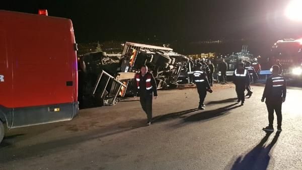 Arızalanan otomobili yolcularla taşıyan çekici, otomobille çarpıştı: 2 ölü, 8 yaralı -5