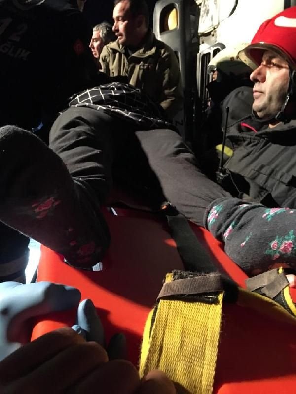 Arızalanan otomobili yolcularla taşıyan çekici, otomobille çarpıştı: 2 ölü, 8 yaralı -1