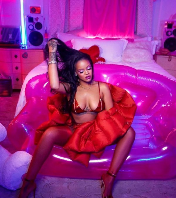 Rihanna'dan 14 Şubat pozları