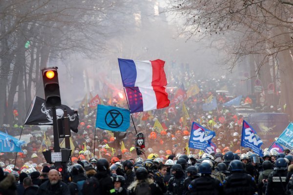 Fransa'da sarı yeleklilerin gösterileri sürüyor