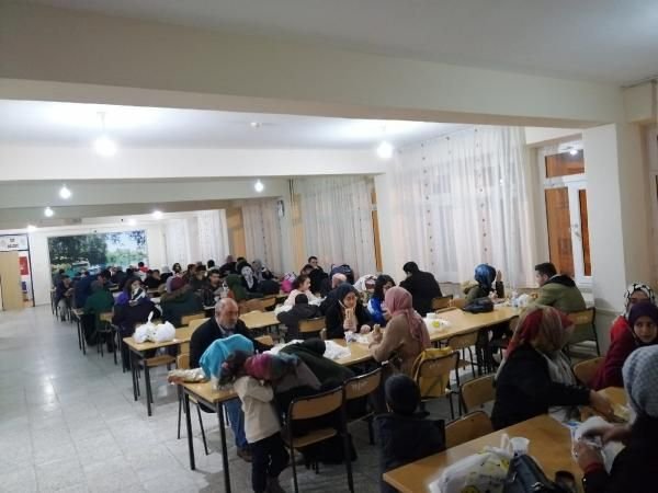 Sivas'ta kar ve tipi nedeniyle 200 yolcu mahsur kaldı