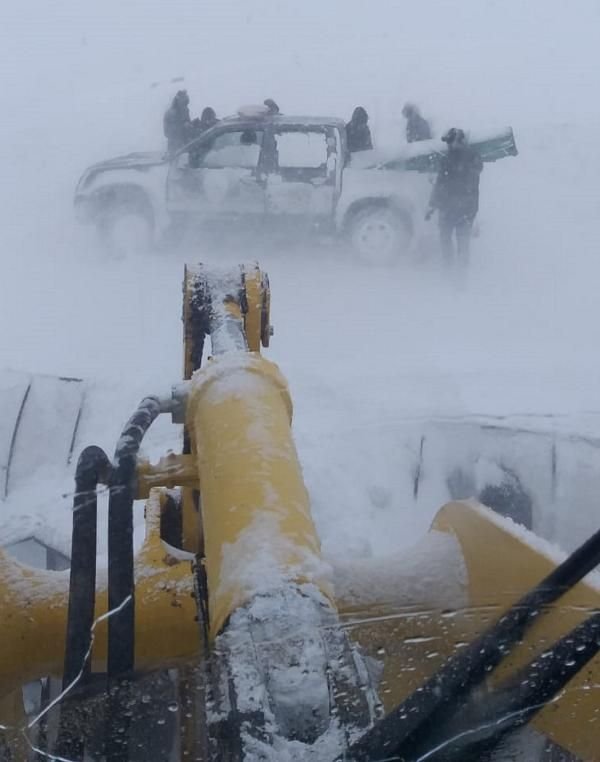 Sivas'ta kar ve tipi nedeniyle 200 yolcu mahsur kaldı