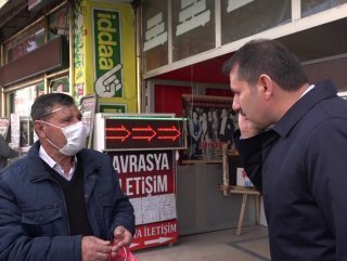 Sokağa çıkması yasaktı, valiye yakalandı