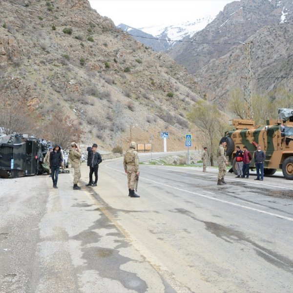 Van'da askeri araç devrildi: 6 yaralı