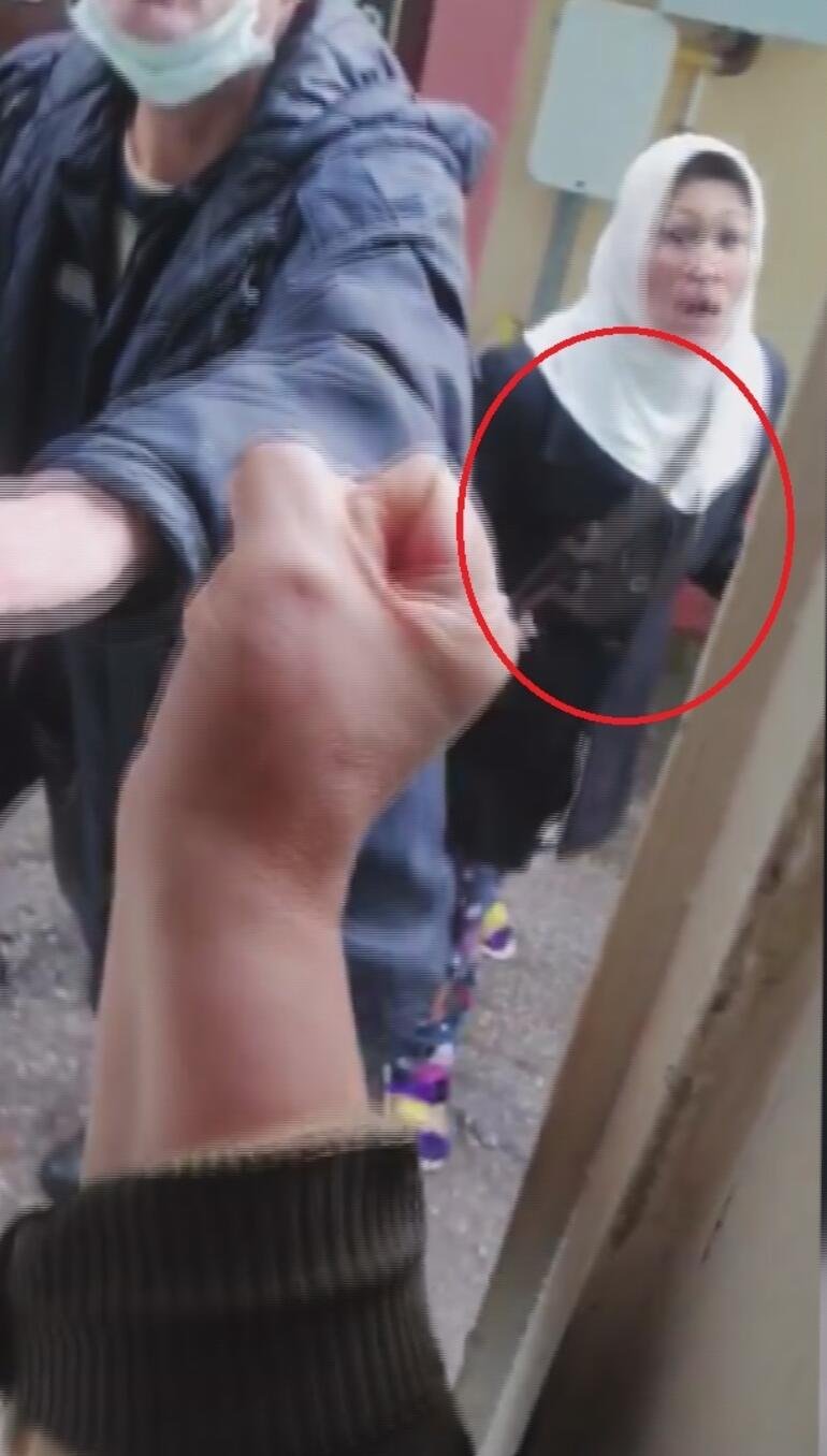 Yolunu kesip tırpanla dehşeti yaşattı