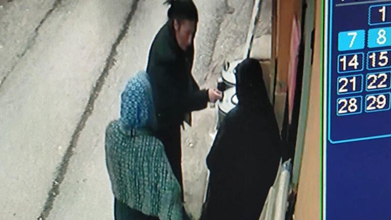 Yolunu kesip tırpanla dehşeti yaşattı